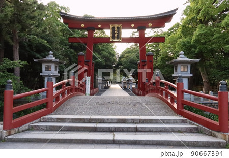 日本の神社仏閣:福井県敦賀市市内にある気比神宮の参道入り口の赤い鳥居の一風景 日本の神社仏閣:福井県敦賀市市内にある気比神宮の参道入り口の赤い鳥居の一風景 90667394