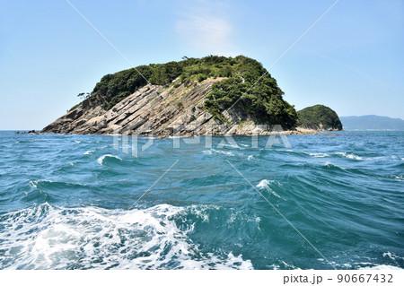 友ヶ島汽船(の中の瀬戸)から虎島(友ヶ島)を望む　【和歌山県和歌山市】 90667432