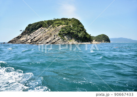 友ヶ島汽船(の中の瀬戸)から虎島(友ヶ島)を望む 【和歌山県和歌山市】 友ヶ島汽船(の中の瀬戸)から虎島(友ヶ島)を望む 【和歌山県和歌山市】 90667433