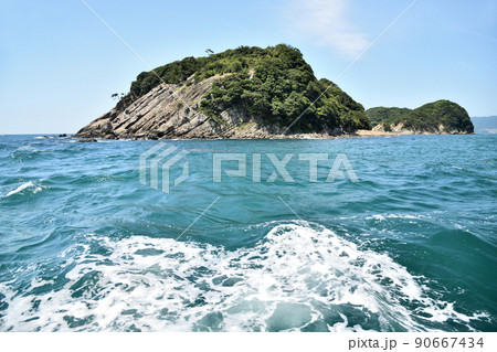 友ヶ島汽船(の中の瀬戸)から虎島(友ヶ島)を望む　【和歌山県和歌山市】 90667434