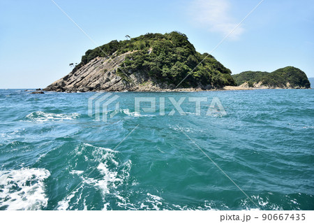 友ヶ島汽船(中の瀬戸)から虎島(友ヶ島)を望む　【和歌山県和歌山市】 90667435