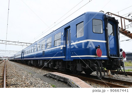 車両基地に停車する12系客車（うち房の横サボ付き）の写真素材 [90667441] - PIXTA