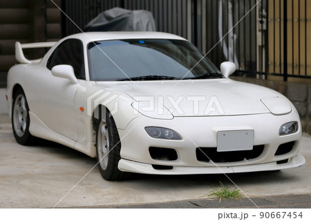 駐車場の白いスポーツカー　イメージ 90667454