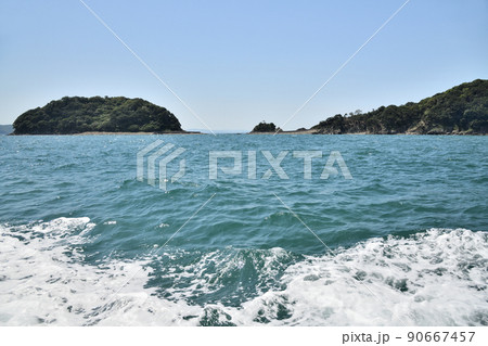 友ヶ島汽船から虎島(左)・沖ノ島(右)を望む　【和歌山県和歌山市】 90667457