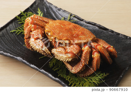 北海道近海産の大サイズのボイル毛蟹 90667910