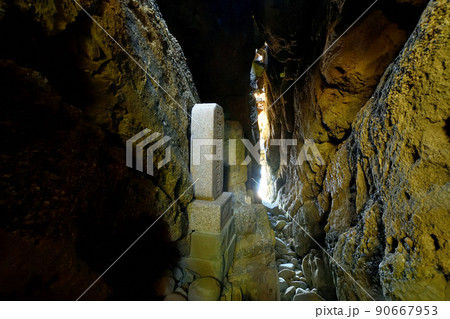 序品窟(葛城修験第一番経塚)[友ヶ島]　【和歌山県和歌山市】 90667953