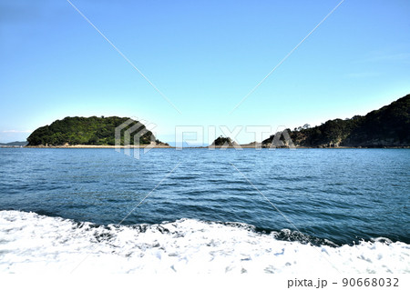 友ヶ島汽船から虎島(左)・沖ノ島(右)を望む　【和歌山県和歌山市】 90668032