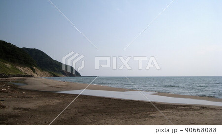 海と砂浜と岬と青空 90668088