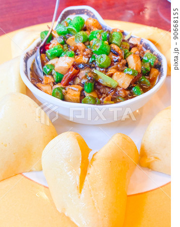 中国西北料理・炒菜雑粮包（野菜炒めのコーンパン包） 90668155