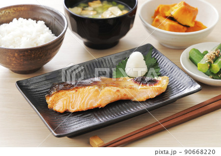 焼いた銀鮭と色々なおかずの朝食 90668220