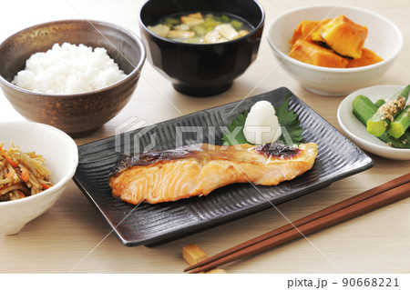 焼いた銀鮭と色々なおかずの朝食 90668221