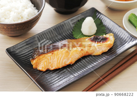 焼いた銀鮭と色々なおかずの朝食 90668222