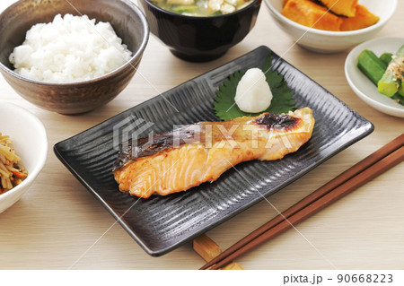 焼いた銀鮭と色々なおかずの朝食 90668223