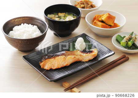 焼いた銀鮭と色々なおかずの朝食 90668226