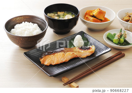 焼いた銀鮭と色々なおかずの朝食 焼いた銀鮭と色々なおかずの朝食 90668227