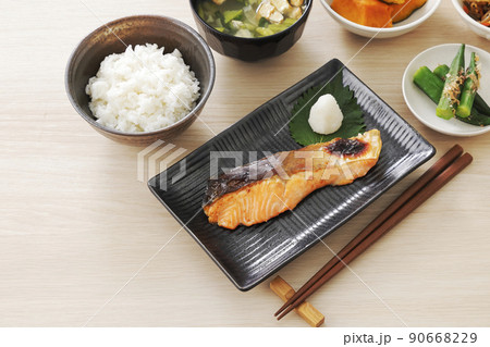 焼いた銀鮭と色々なおかずの朝食 焼いた銀鮭と色々なおかずの朝食 90668229