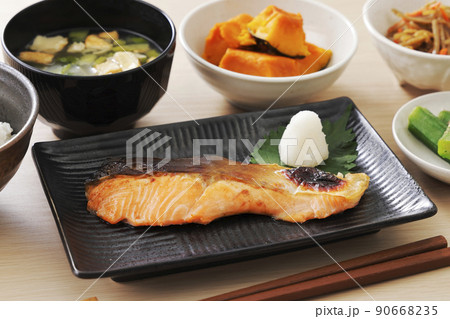 焼いた銀鮭と色々なおかずの朝食 焼いた銀鮭と色々なおかずの朝食 90668235