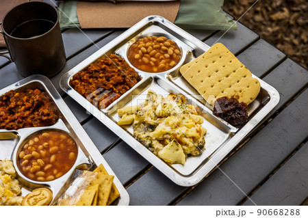 キャンプで朝食を　 breakfast at the campsite 90668288
