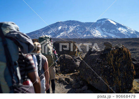 キリマンジャロ登山、シラーケイブからバランコキャンプ場への登山風景(マチャメルート) キリマンジャロ登山、シラーケイブからバランコキャンプ場への登山風景(マチャメルート) 90668479