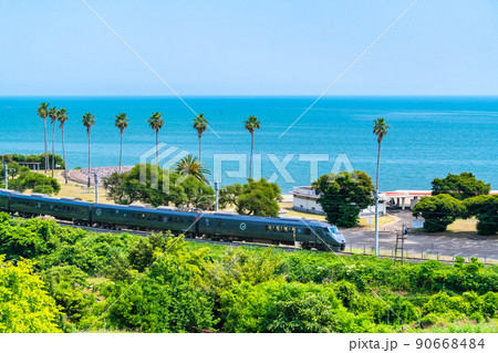 長崎本線（肥前大浦－多良）　～有明海を背景に疾走する特急・黒いかもめ～ 90668484