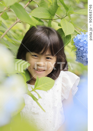 女子小学生 (7歳)とあじさい(青) 90668746