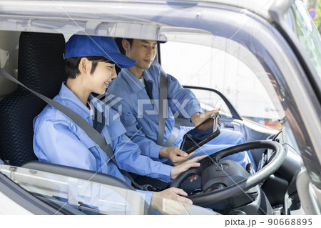 タブレットで業務内容の確認をするトラックドライバー タブレットで業務内容の確認をするトラックドライバー 90668895