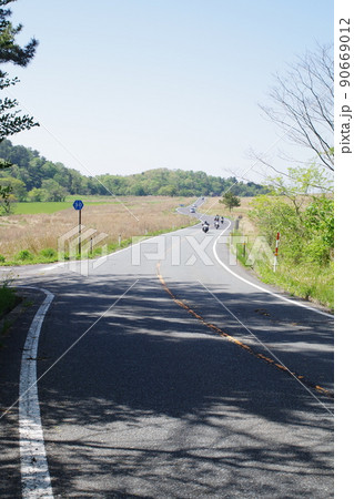 三瓶山草原を横断する道路の景色 90669012