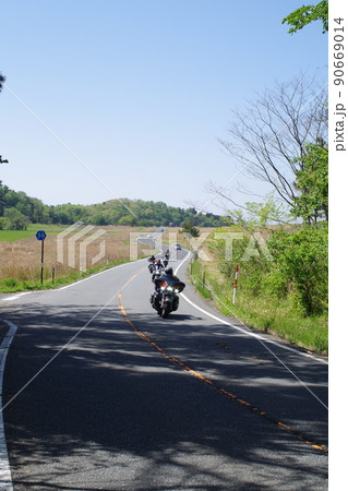 三瓶山草原を横断する道路の景色 三瓶山草原を横断する道路の景色 90669014