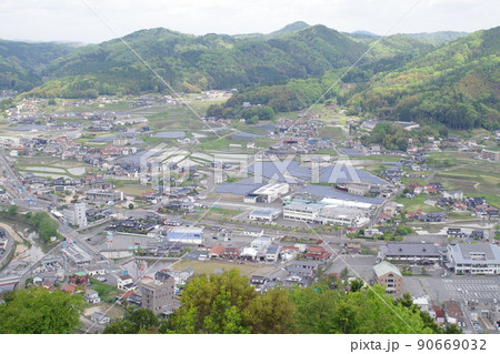 古城山から眺めた世羅町の春の田園風景 古城山から眺めた世羅町の春の田園風景 90669032