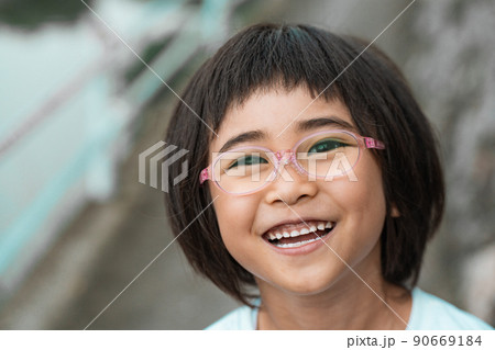 子供　ポートレート　夏 90669184