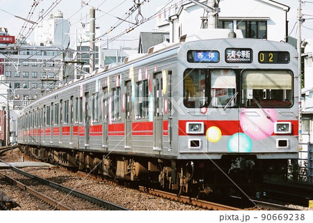 田園調布へ向けて快走する東急東横線の9000系 田園調布へ向けて快走する東急東横線の9000系 90669238