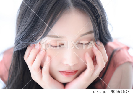目を閉じる女性のアップ 90669633