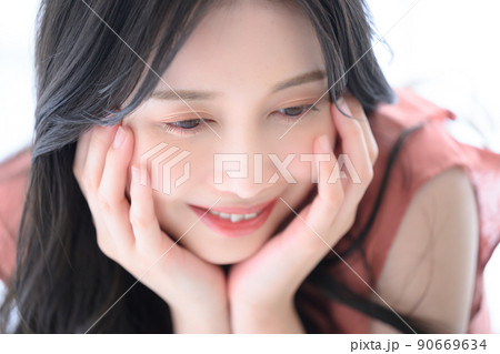 あざとい表情の見つめる女性のアップ 90669634