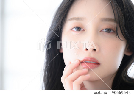 メインビジュアルにも!口元を振れる美しい女性 メインビジュアルにも!口元を振れる美しい女性 90669642