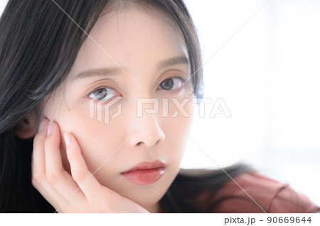 メインビジュアルにも！正面をみる美しい女性 90669644