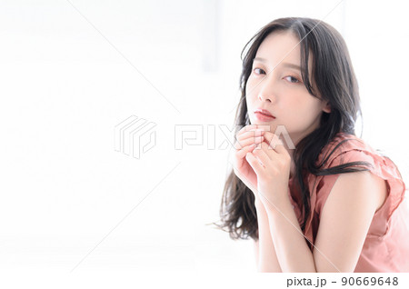 正面をみて見つめる女性　コピースペースあり 90669648