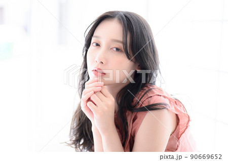 正面をみて見つめるあざといポーズの女性 90669652