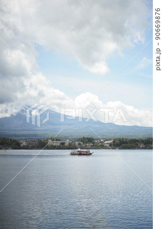 山梨県 富士山と河口湖遊覧船 天晴 90669876