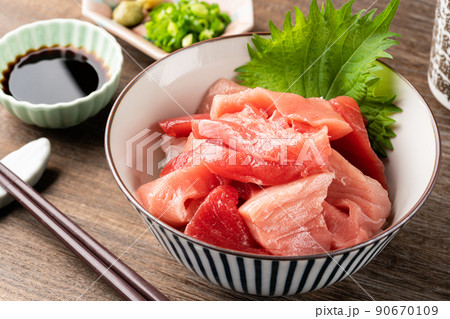 本まぐろの切り落とし丼 90670109