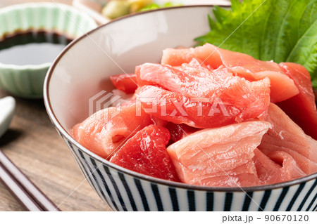 本まぐろの切り落とし丼 90670120