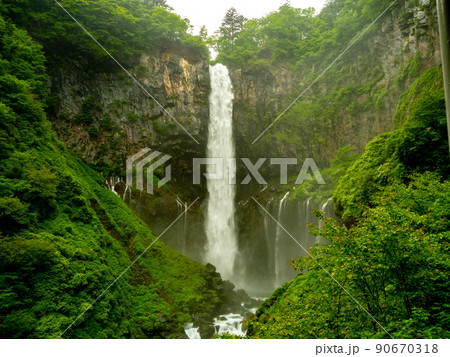 6月初旬の増水した華厳の滝④ 90670318