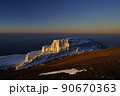 キリマンジャロ山頂、朝日に輝くレブマン氷河(マチャメルート) 90670363