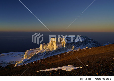 キリマンジャロ山頂、朝日に輝くレブマン氷河(マチャメルート) 90670363