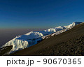 キリマンジャロ登山、朝陽に輝くレブマン氷河(マチャメルート) 90670365