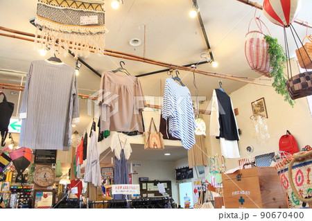 賑やかな陳列が可愛い、オシャレなレイアウトの雑貨店の店内ディスプレイ 賑やかな陳列が可愛い、オシャレなレイアウトの雑貨店の店内ディスプレイ 90670400