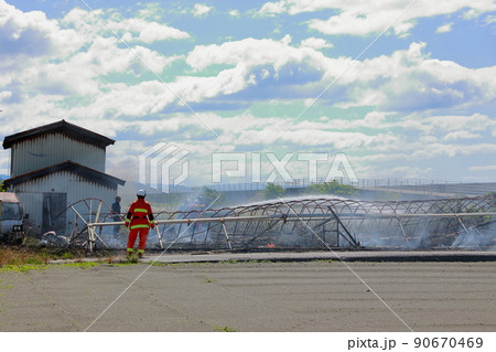 ビニールハウスの火災 90670469