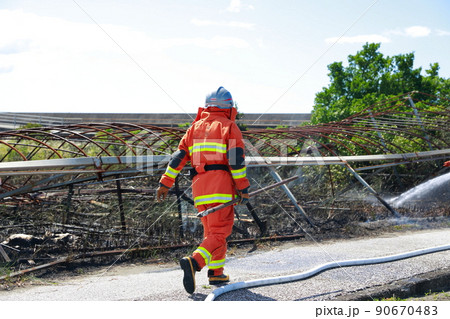 ビニールハウスの火災 90670483