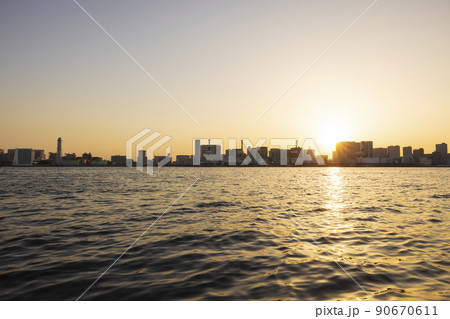 東京お台場から見た東京湾の夕陽 東京お台場から見た東京湾の夕陽 90670611