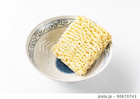 インスタントラーメンの麺 90670743