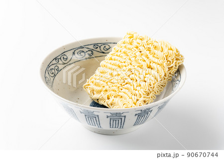 インスタントラーメンの麺 90670744